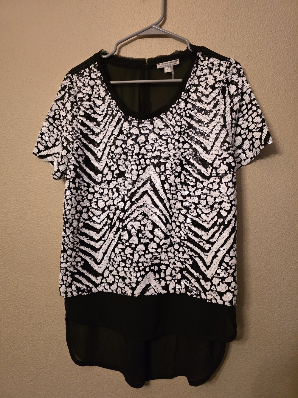 Alberto Makali Black & White Sequin Pattern Short Sleeve Blouse
